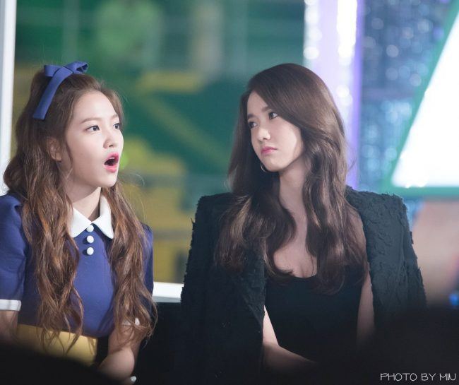 Yoona looks at Yeri in a sisterly way. 