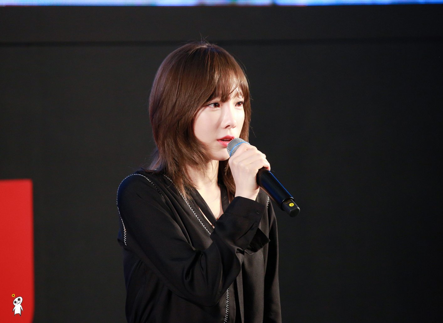Taeyeon thanking fans at the end of the event.