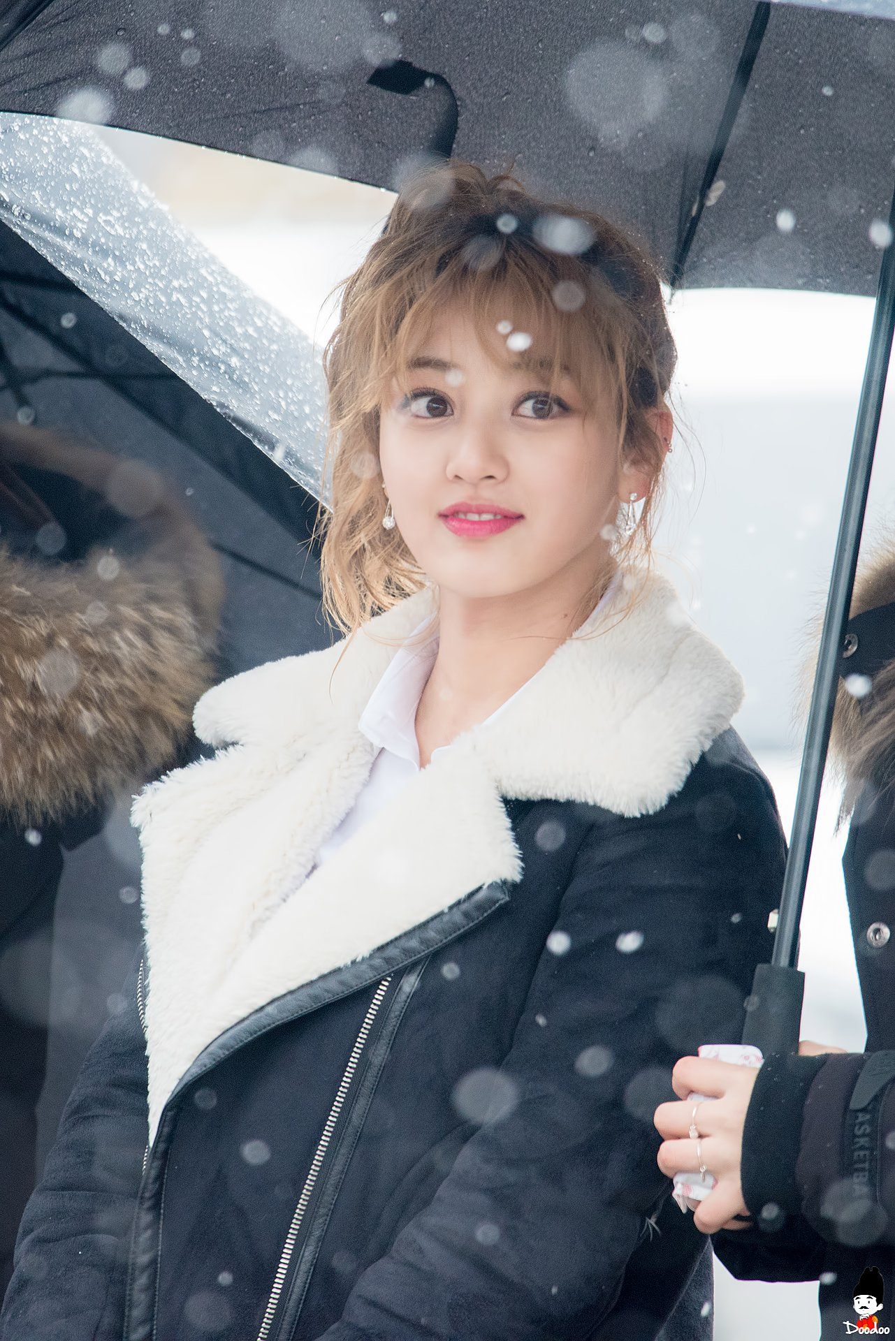 Fans Capture Heartwarming Photos Of Twice During Korea S First Snowfall Koreaboo