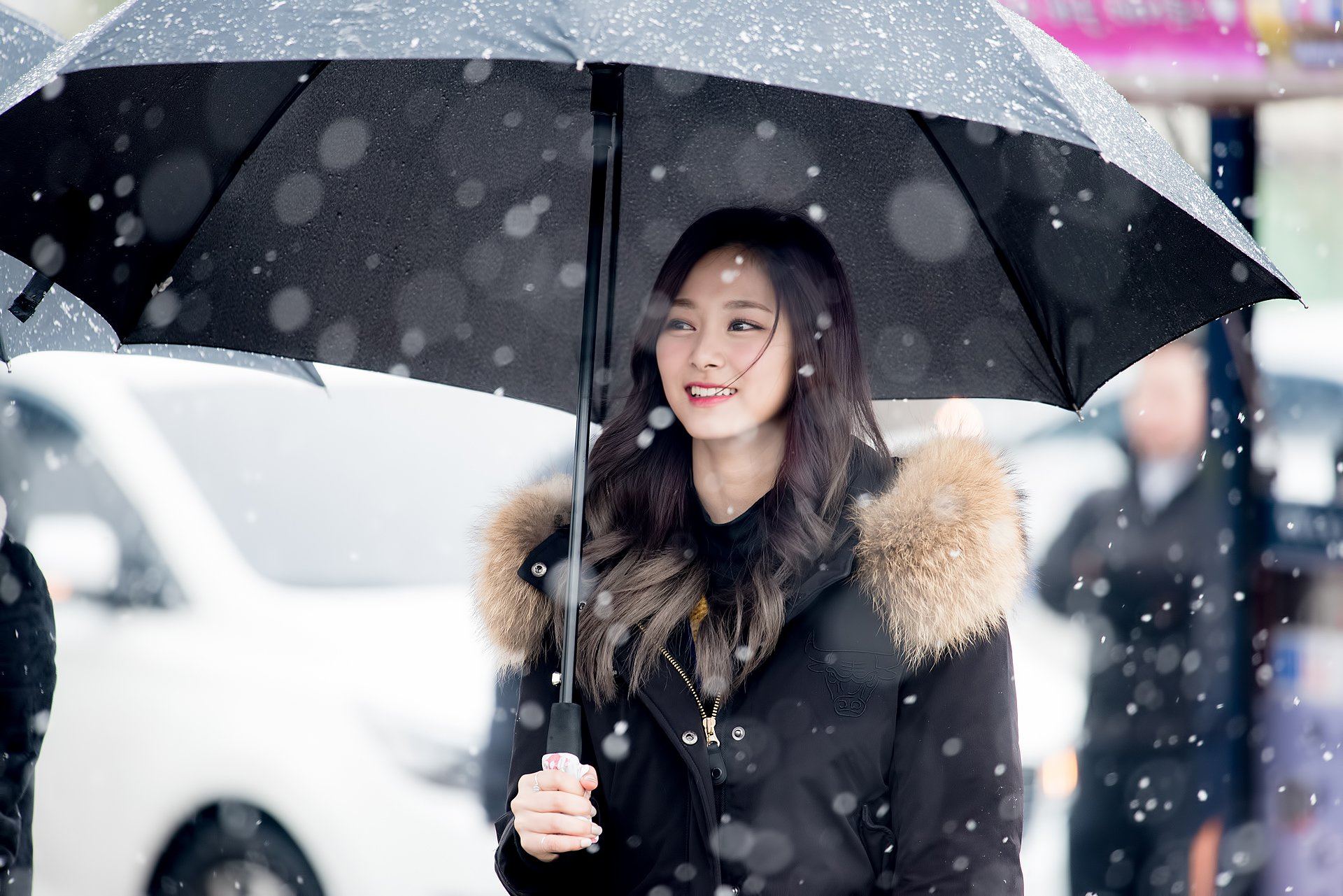 Fans capture heartwarming photos of TWICE during Korea's first snowfall - Koreaboo