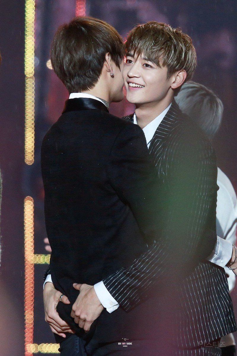 BTS V and SHinee Minho greet eachother but grabbing one another's butts