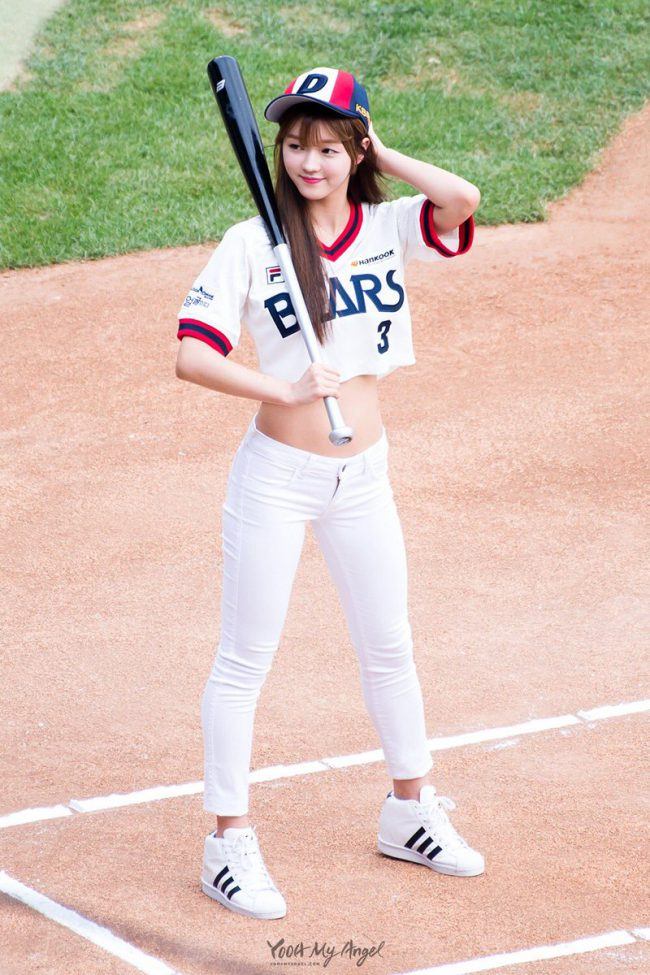 THIS is why fans love it when idols pitch at baseball games - Koreaboo