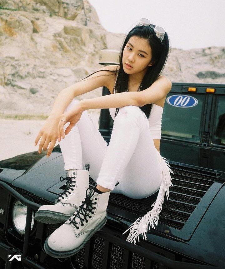 BLACKPINKs Rose looks HOT with black hair 5 photos  Koreaboo