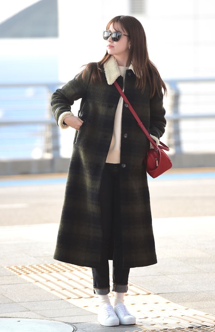 Han Hyo Joo's spotlight stolen by little girl at the airport - Koreaboo