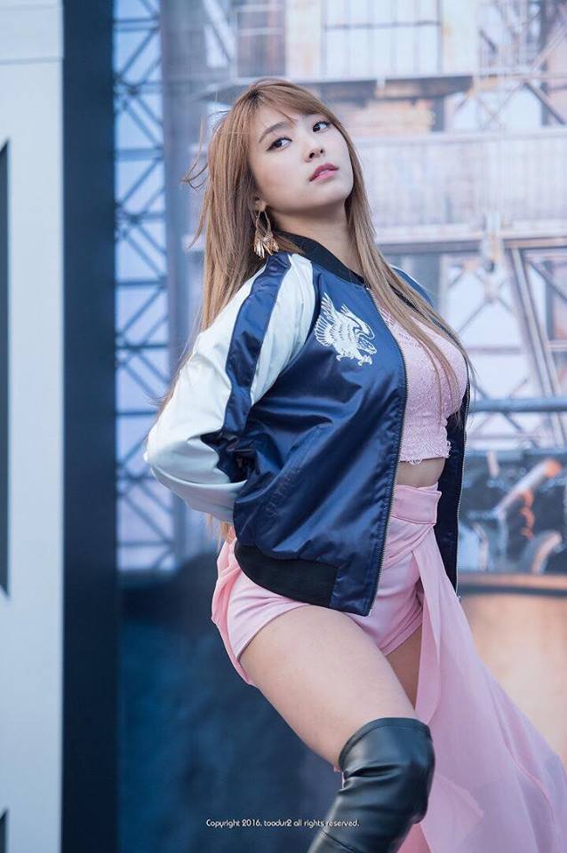 SISTAR Bora's new stage outfit leaves fans shocked speechless - Koreaboo