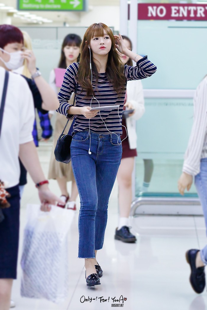 YooA's long legs are accentuated in her high waisted jeans and striped top./ Source: Fantaken 