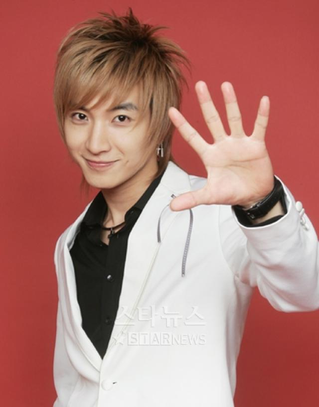The "Wolf Hairstyle" looks like a popular choice for SM Entertainment's artists around a decade ago. Super Junior's Leeteuk was seen with this look in 2006. 