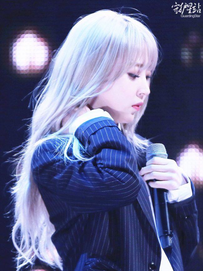 Miss Moonbyul picked a color that matches EVERYTHING. 