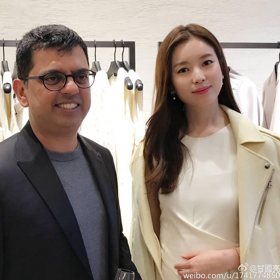 Han Hyo Joo posing with the man sits beside during the 'scandal' photos taken by Hong Kong Media. 