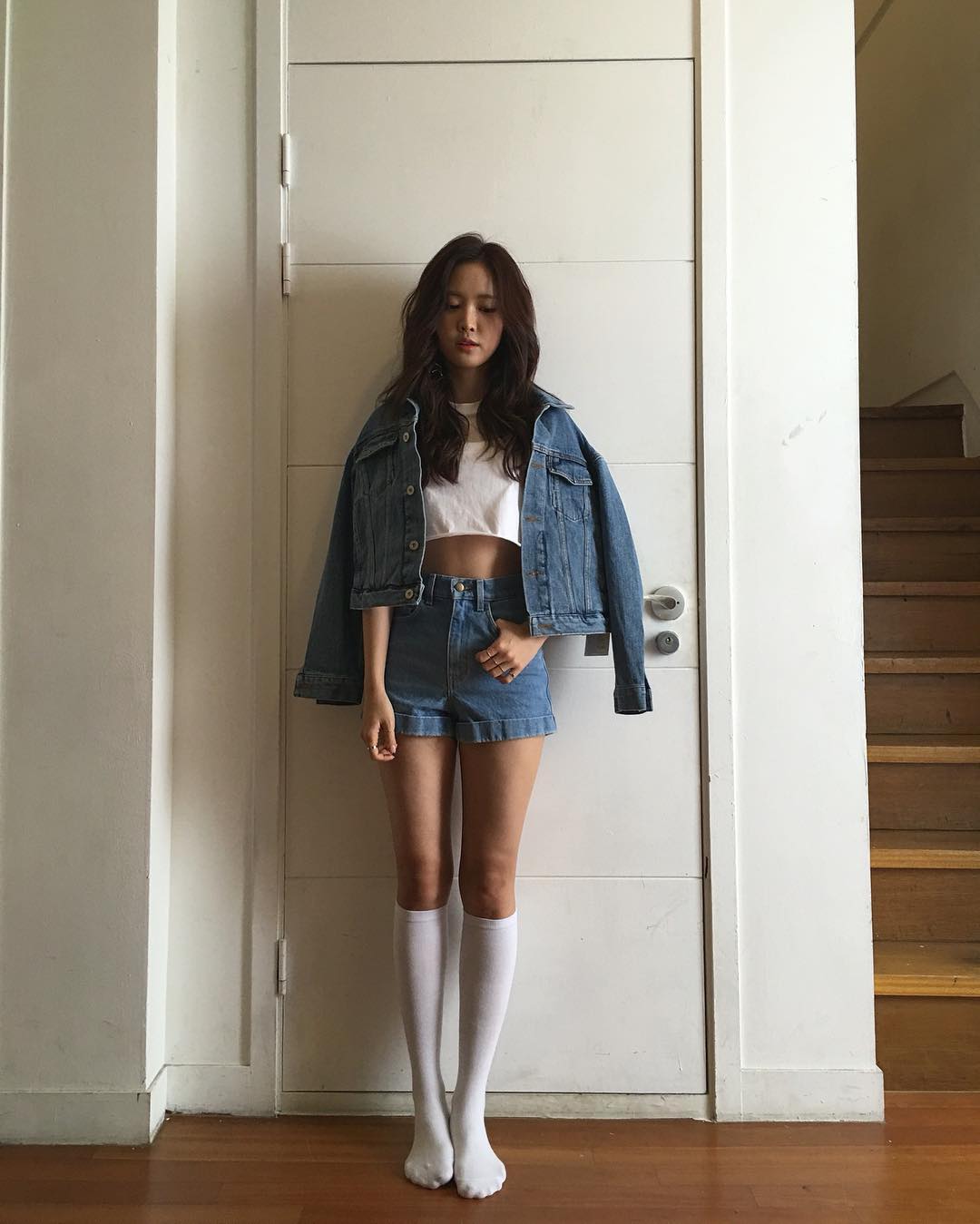 Naeun shows off her slim figure in this simple but eyecatching outfit.