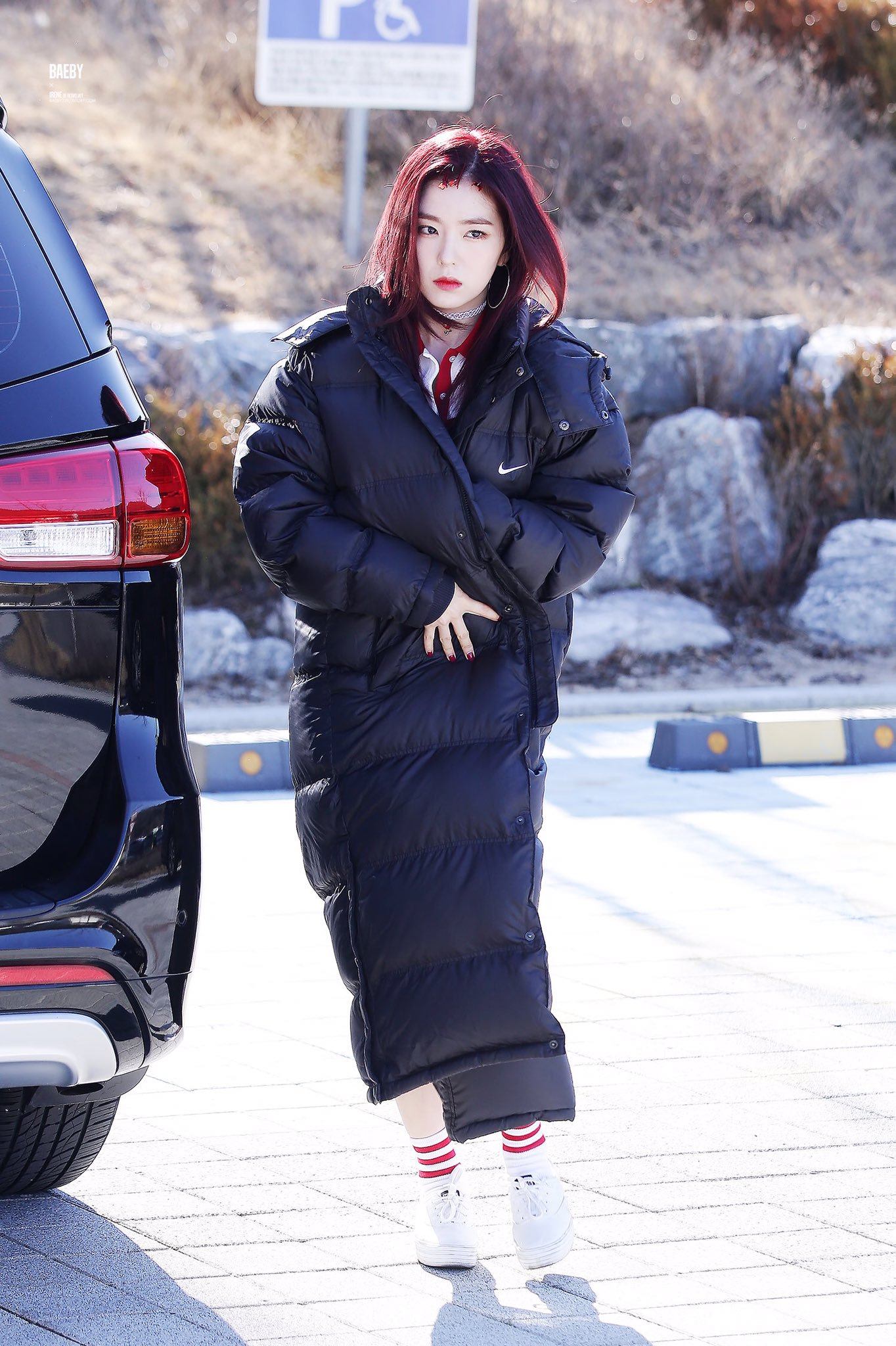 Red Velvet Irene spotted in public with new blood red 