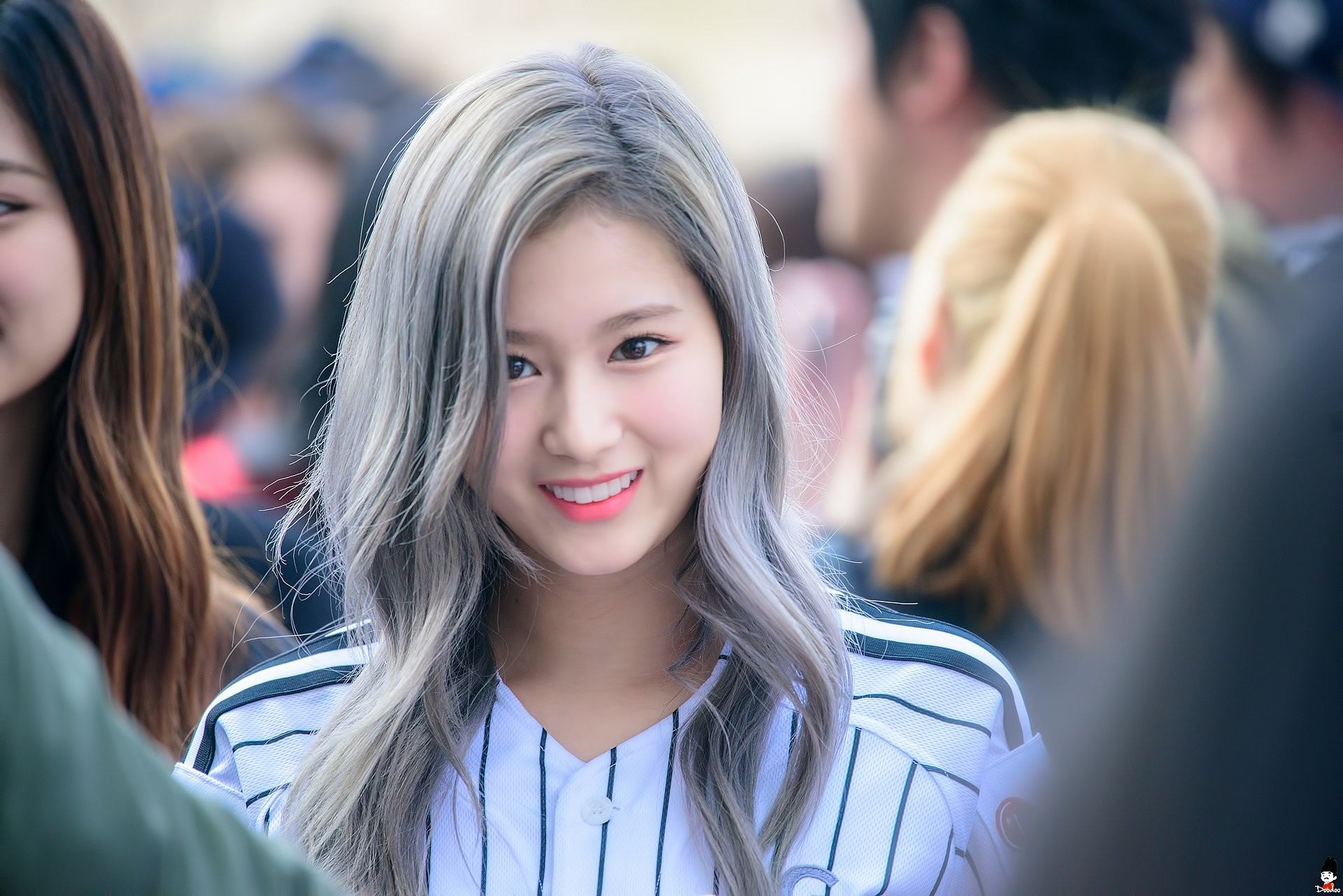 I know Sana never had a her gray hair during her debut or anytime after but...
