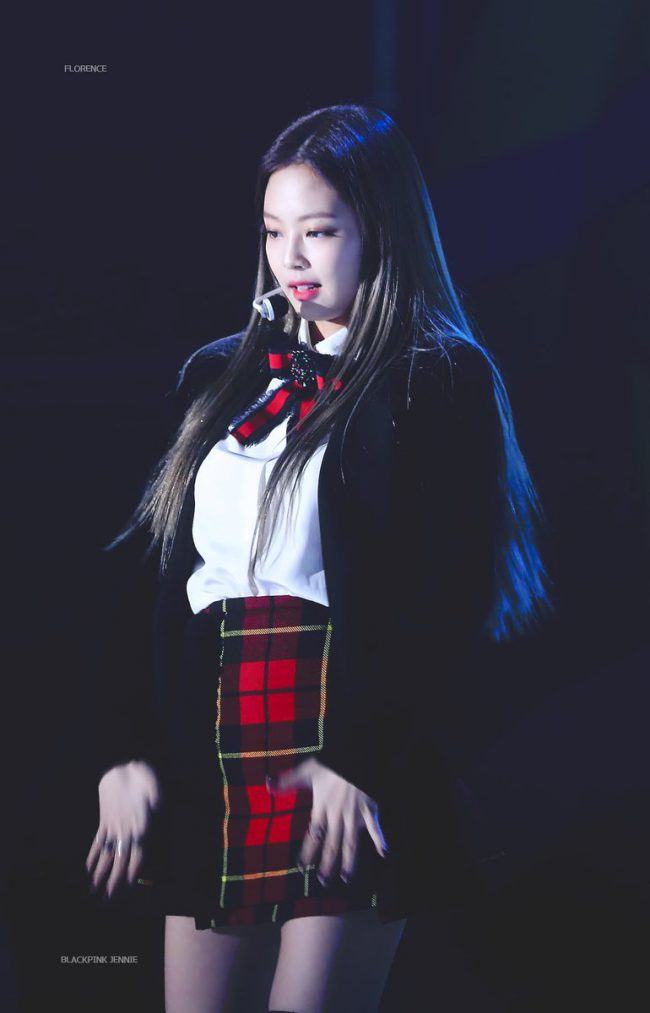 Jennie was wearing a bow by Gucci