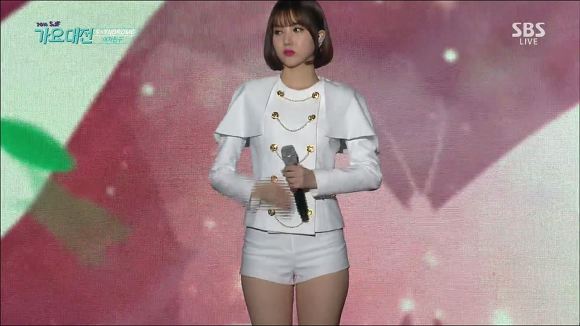 Eunha appears upset from a cut during G-Friend's performance