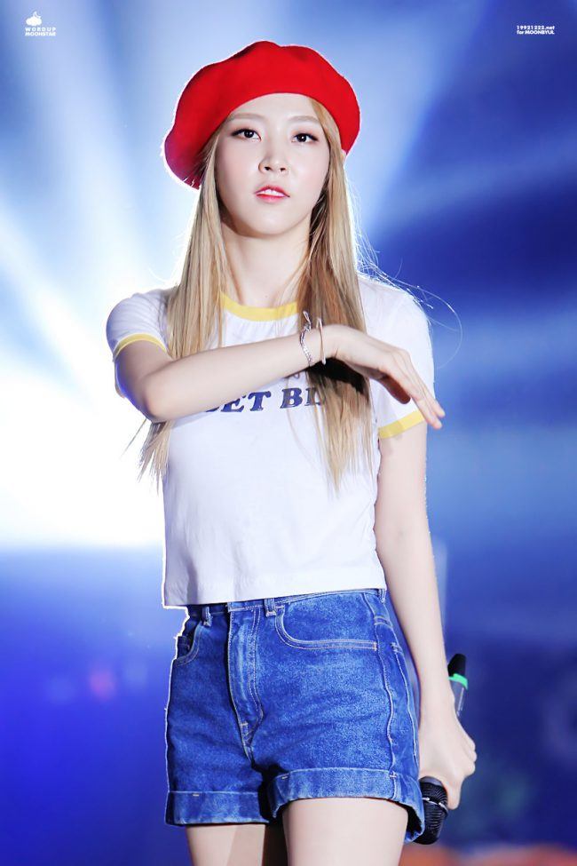 Moonbyul looks amazing in a bright red beret. 