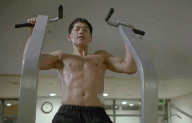 Fans are finally starting to notice Song Joongki's toned body