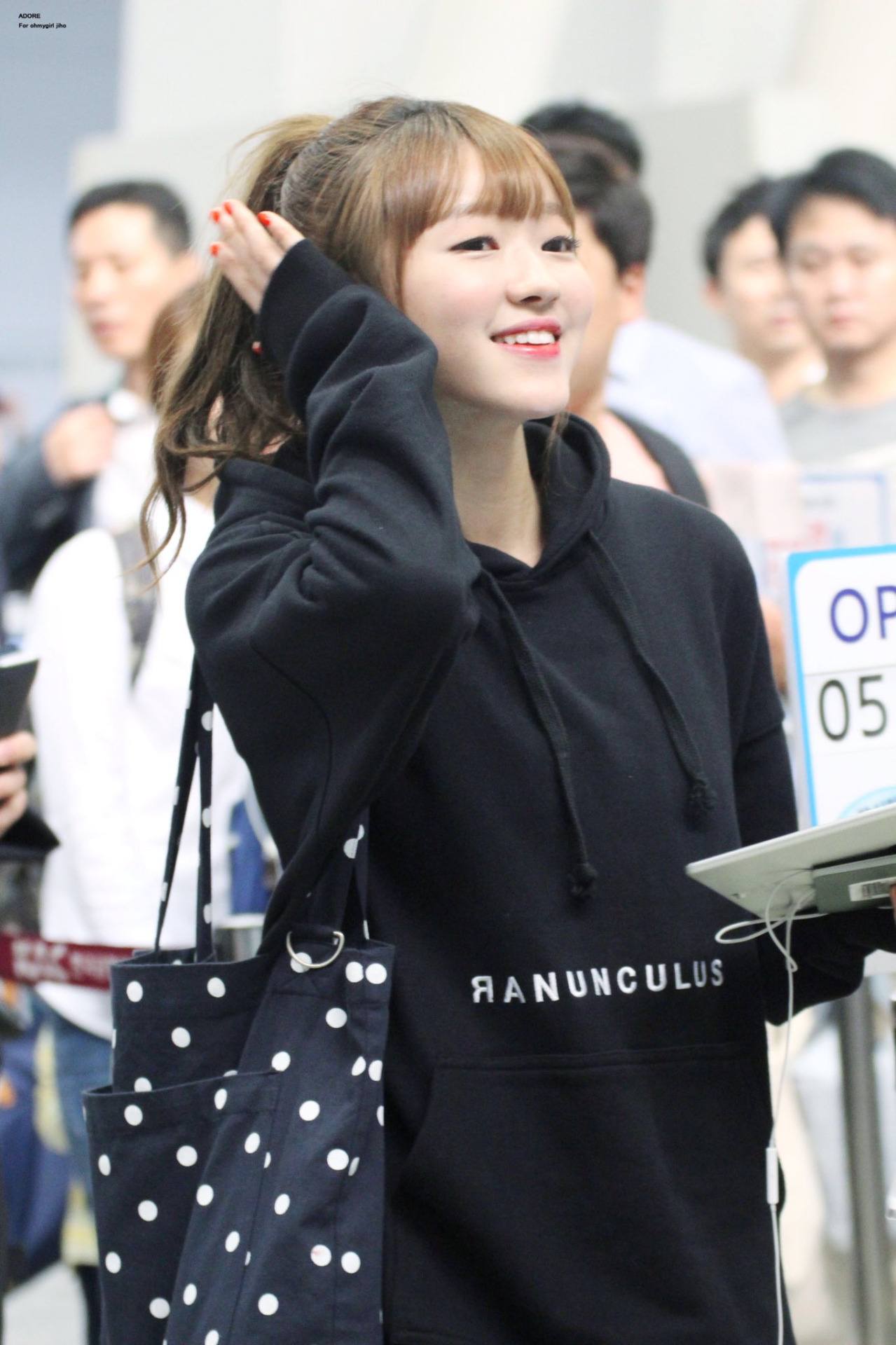 YooA looks edgy and cute in her black hoodie./ Source: Fantaken 