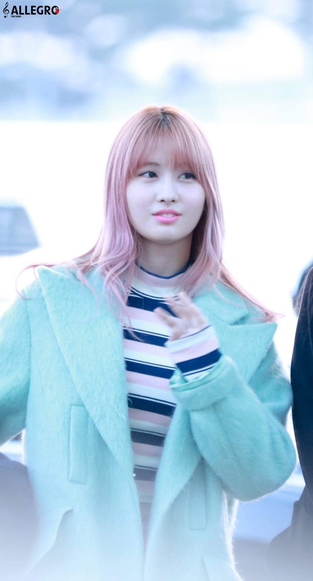 7 Photos of TWICE's Momo captured at the airport wearing an unusual ...