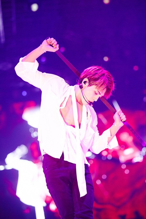 Jonghyun teases the fans by showing some chest. / Source: Naver