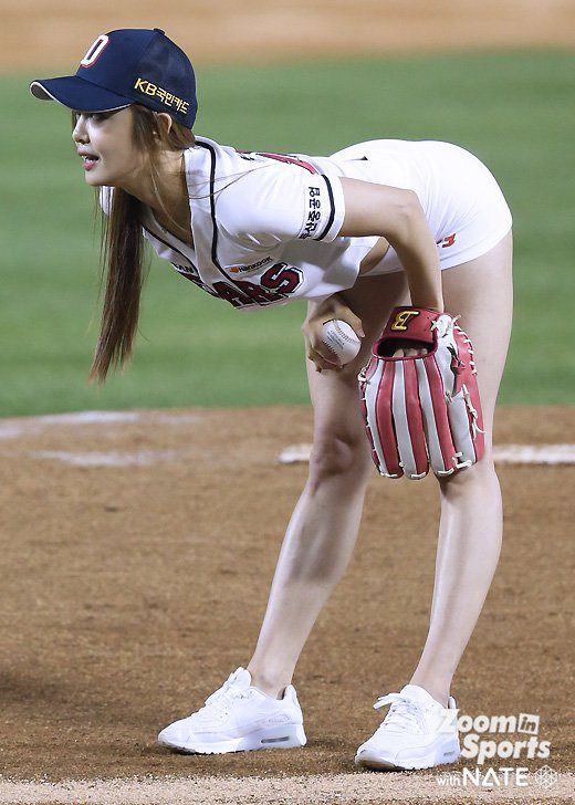 This beautiful Korean girl is going viral after her sexy baseball