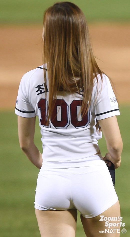 This beautiful Korean girl is going viral after her sexy baseball pitch -  Koreaboo