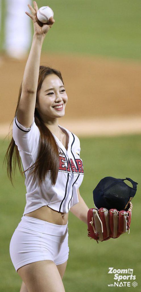 This beautiful Korean girl is going viral after her sexy baseball