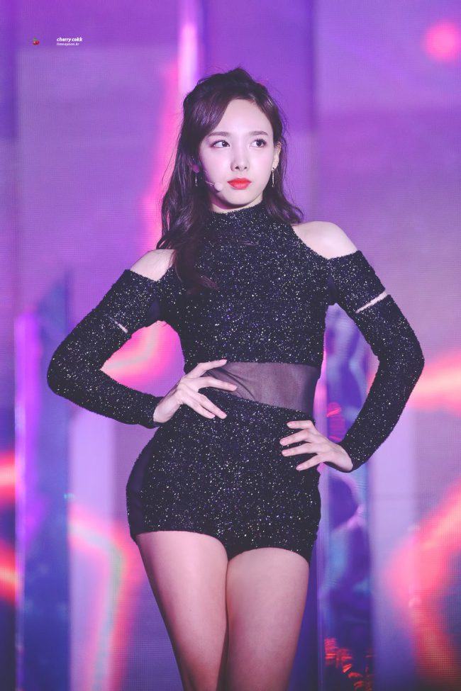 Nayeon TWICE Pose Cantik Umbar Punggung, Gaya Seksi Mempesona Tuai