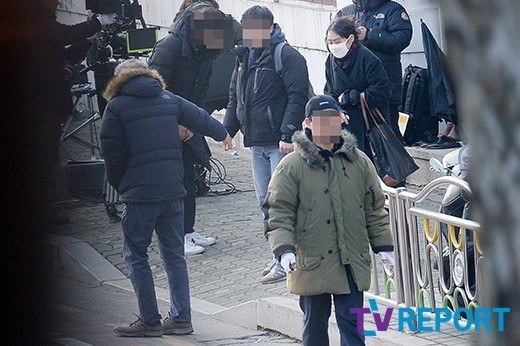 Hong Sang Soo motioning for Kim Min Hee's hand