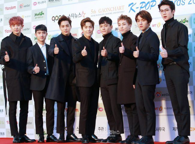 EXO's secret of taking the best red carpet photos has been revealed. 