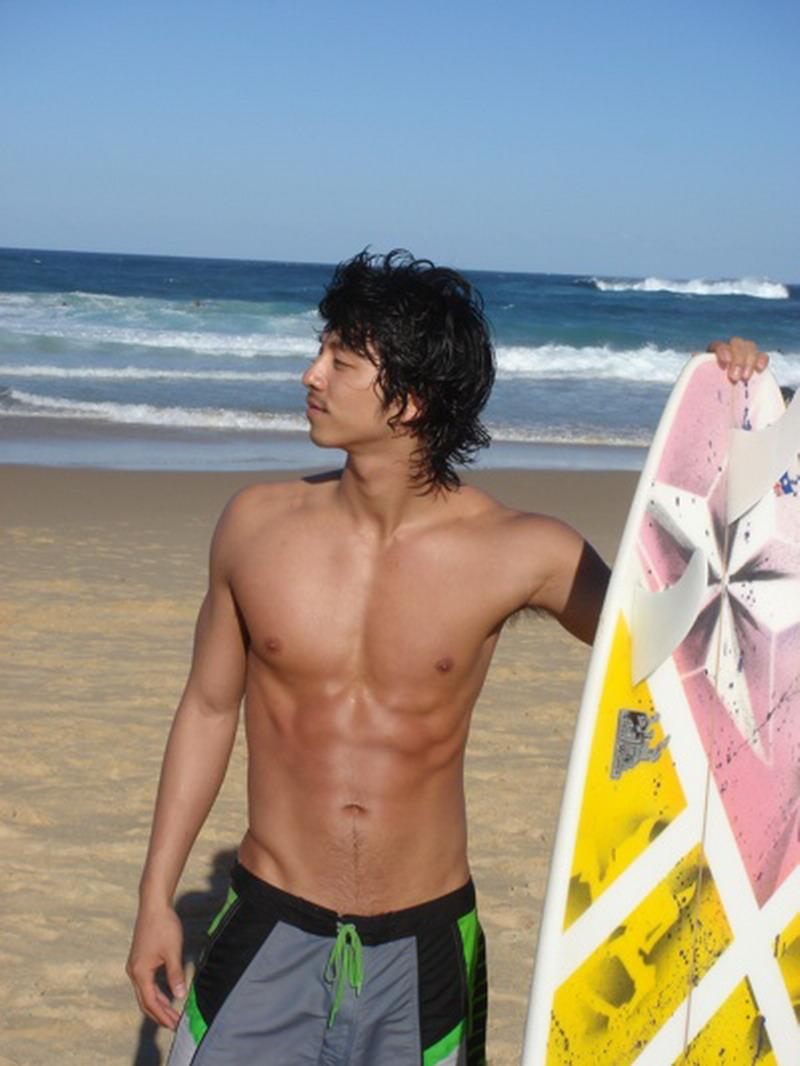 Gong Yoo has had a fit body even when he was younger. 