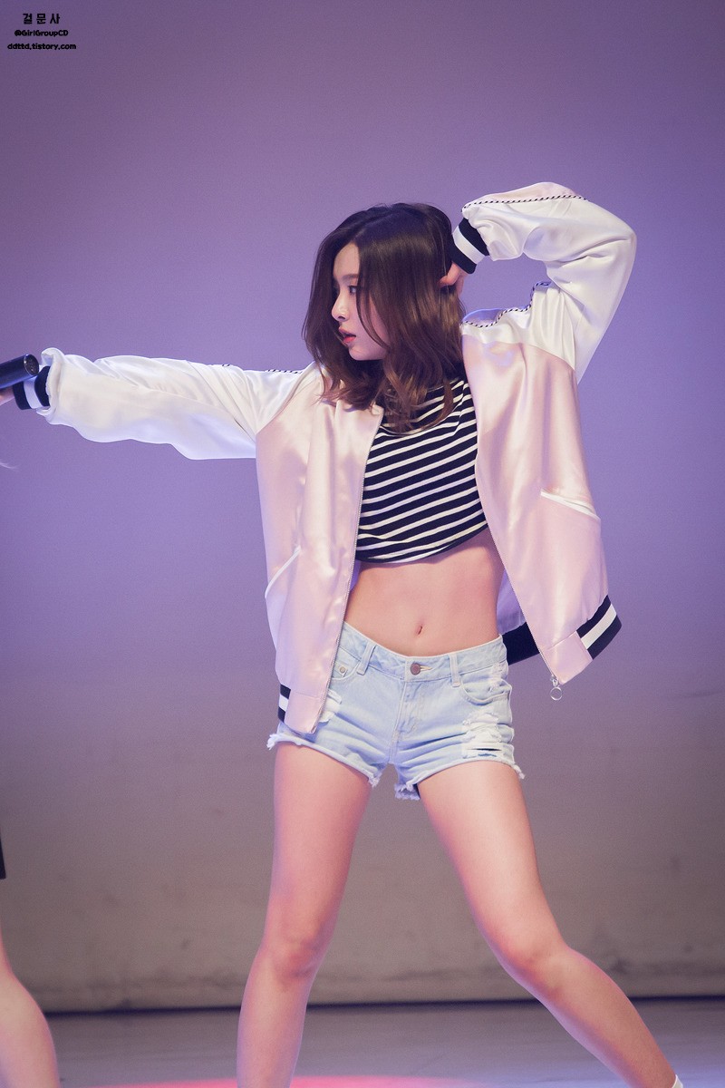 Red Velvet stans everywhere are grateful for Seulgi in crop tops. / Source: Naver