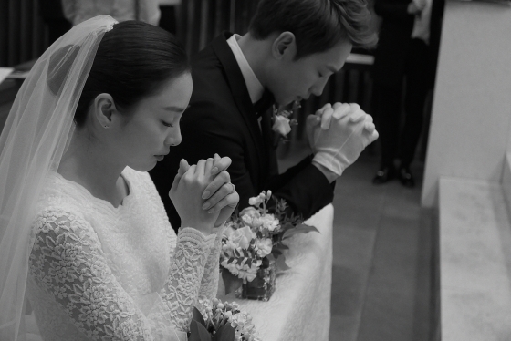 BREAKING] Kim Tae Hee And Rain Release Images From Their Wedding - Koreaboo