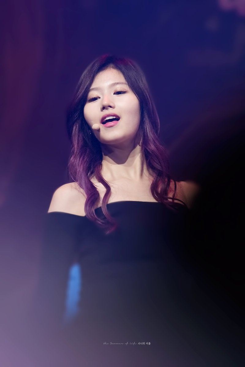 6 Amazing Pictures Of Sana's Sexy Shoulder Outfit - Koreaboo