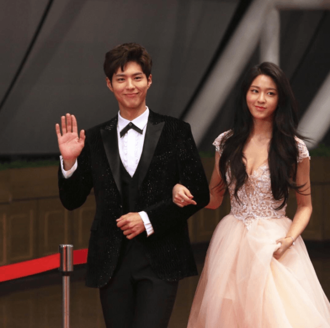 Fans Notice Something Unusual About Park Bo Gum's Selfies With People -  Koreaboo