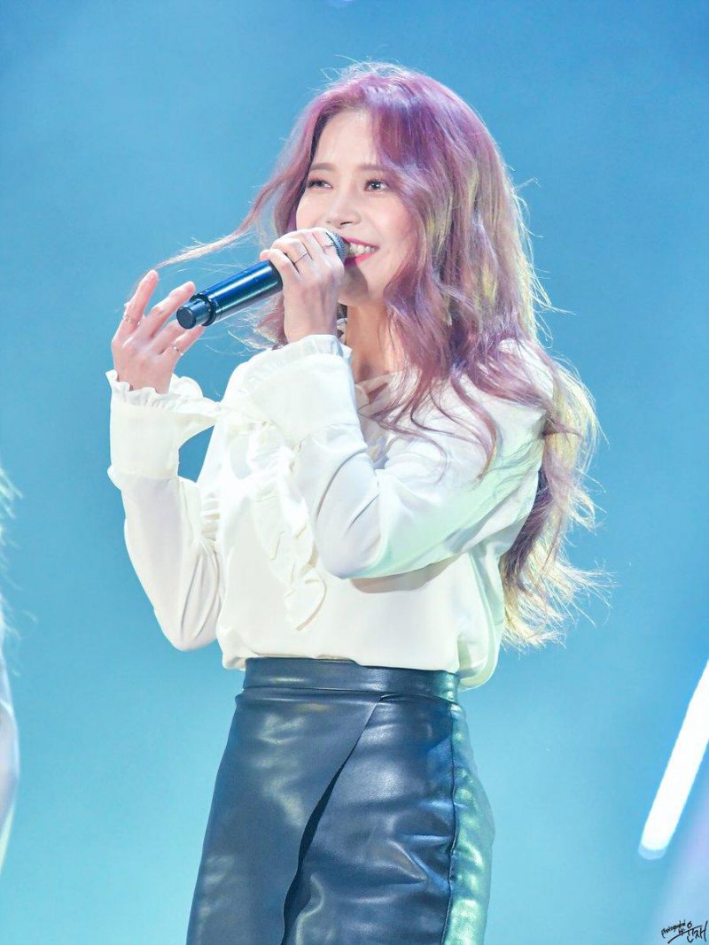 Solar's outfit is so pretty. 