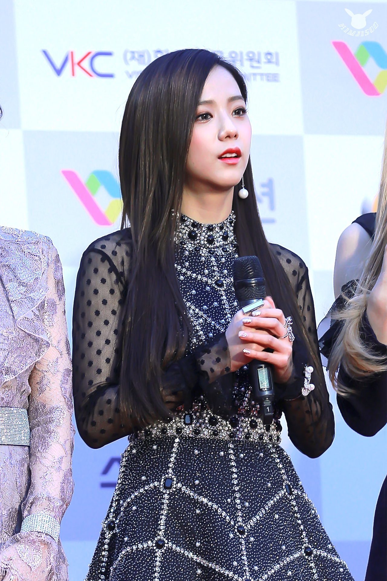 BLACKPINK Jisoo Shows Off Her Top Tier Visual In This Red Carpet Dress ...