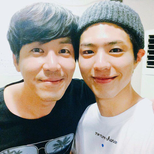 Fans Notice Something Unusual About Park Bo Gum's Selfies With People -  Koreaboo