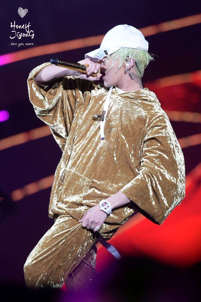 G-Dragon performs on stage with swagger in his ridiculously expensive outfit. 