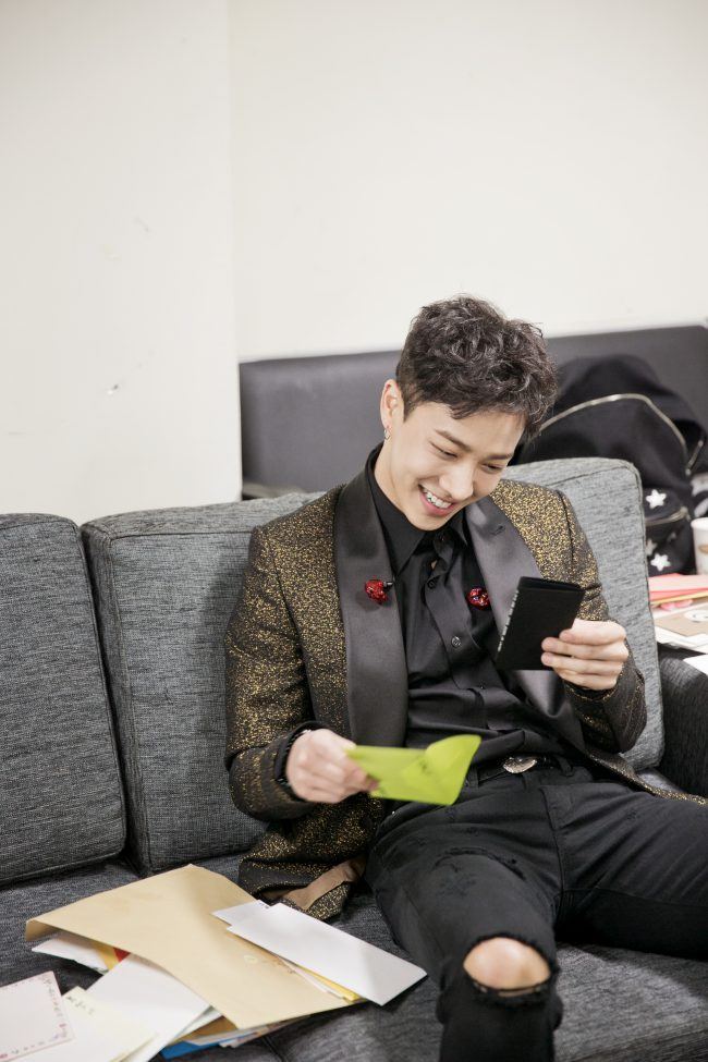 Kikwang spent his time reading fan letters
