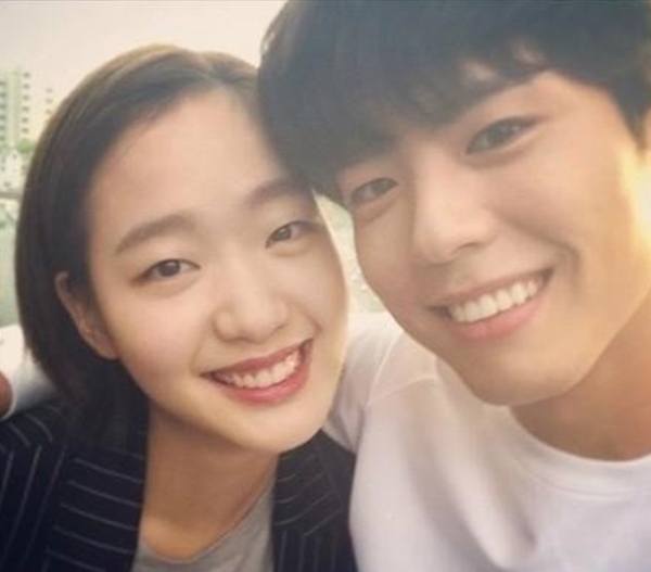 Fans Notice Something Unusual About Park Bo Gum's Selfies With People -  Koreaboo