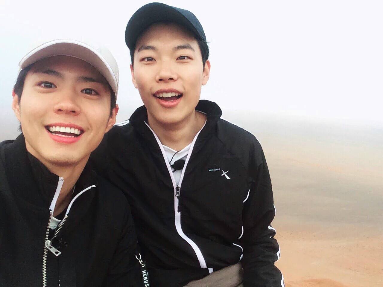 Fans Notice Something Unusual About Park Bo Gum's Selfies With People -  Koreaboo