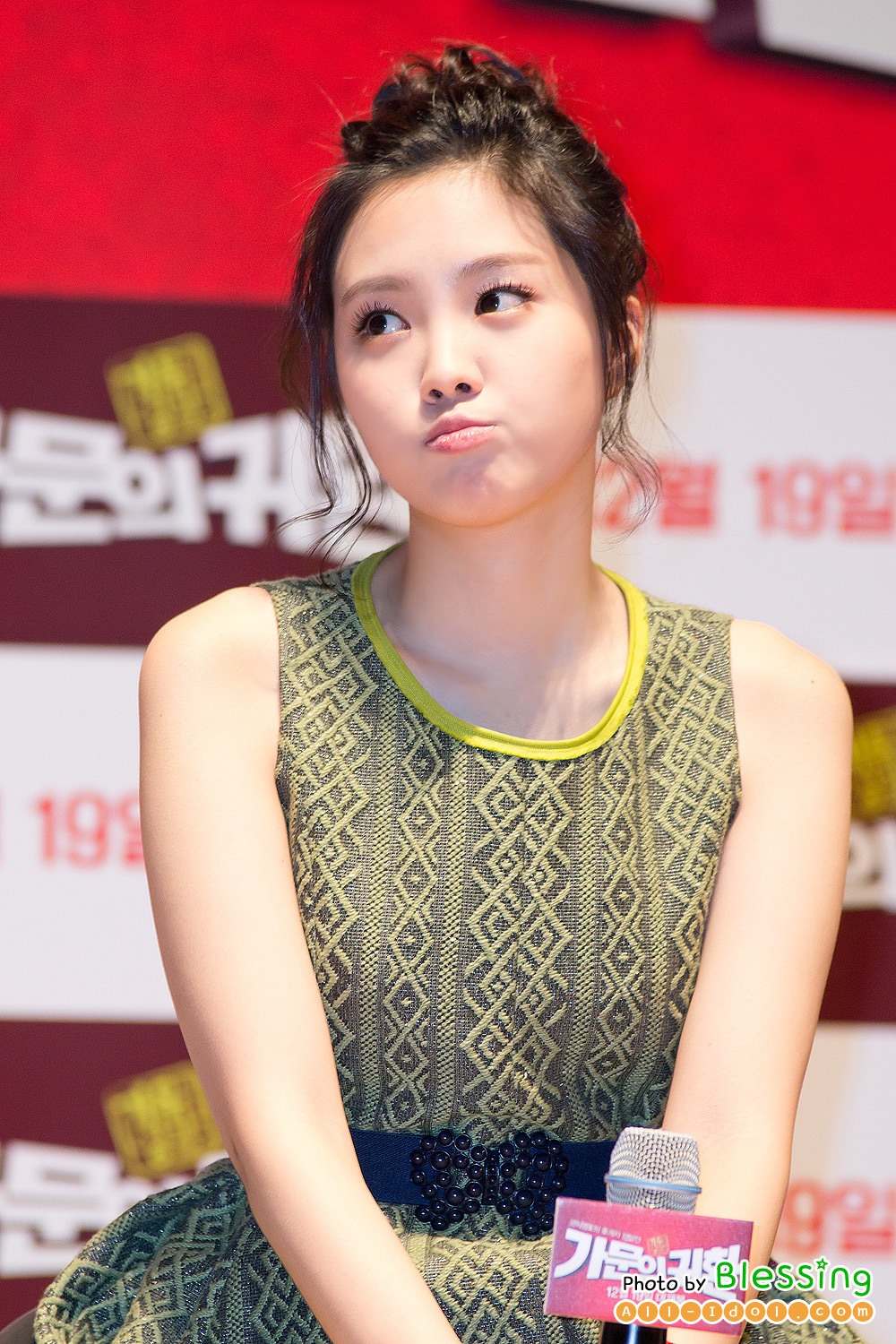 apink-s-naeun-looks-adorable-with-her-hair-tied-up