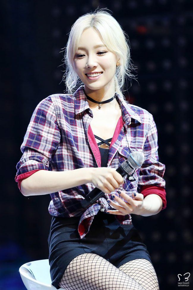 Taeyeon looks great in a choker with her plaid outfit. 