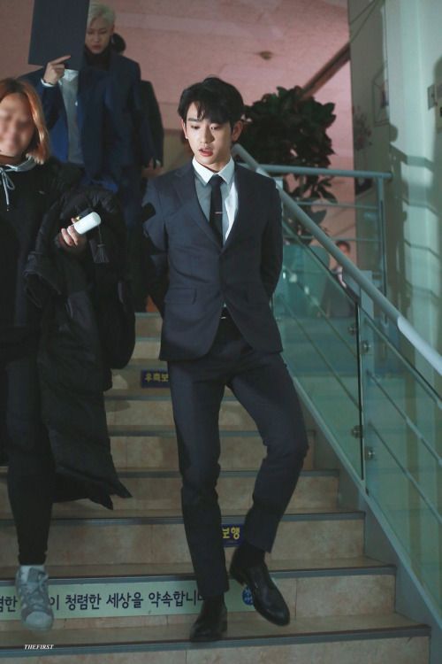 Jinyoung looks like a prince in his new black hairstyle and sleek suit.
