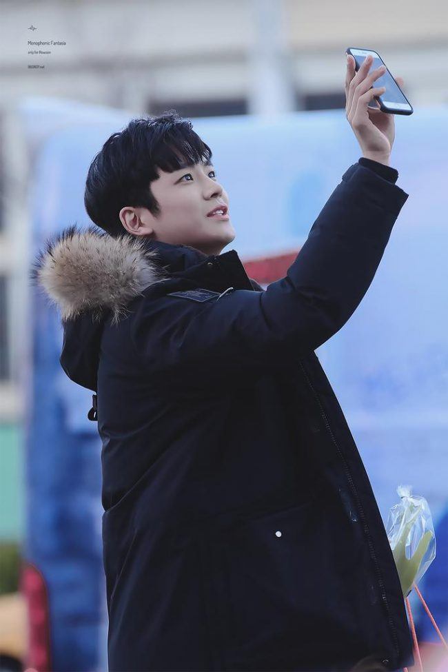 SF9 Rawoon Doesn't Know How to Take a Selfie - Koreaboo