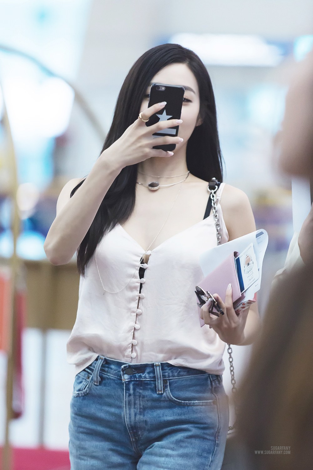 7 Photos of Tiffany's Latest Airport Fashion Showing Her Classic ...