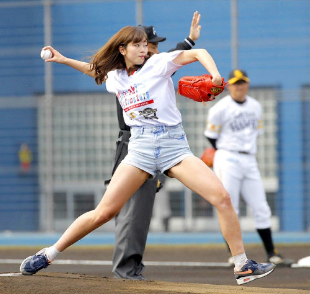 This beautiful Korean girl is going viral after her sexy baseball pitch -  Koreaboo