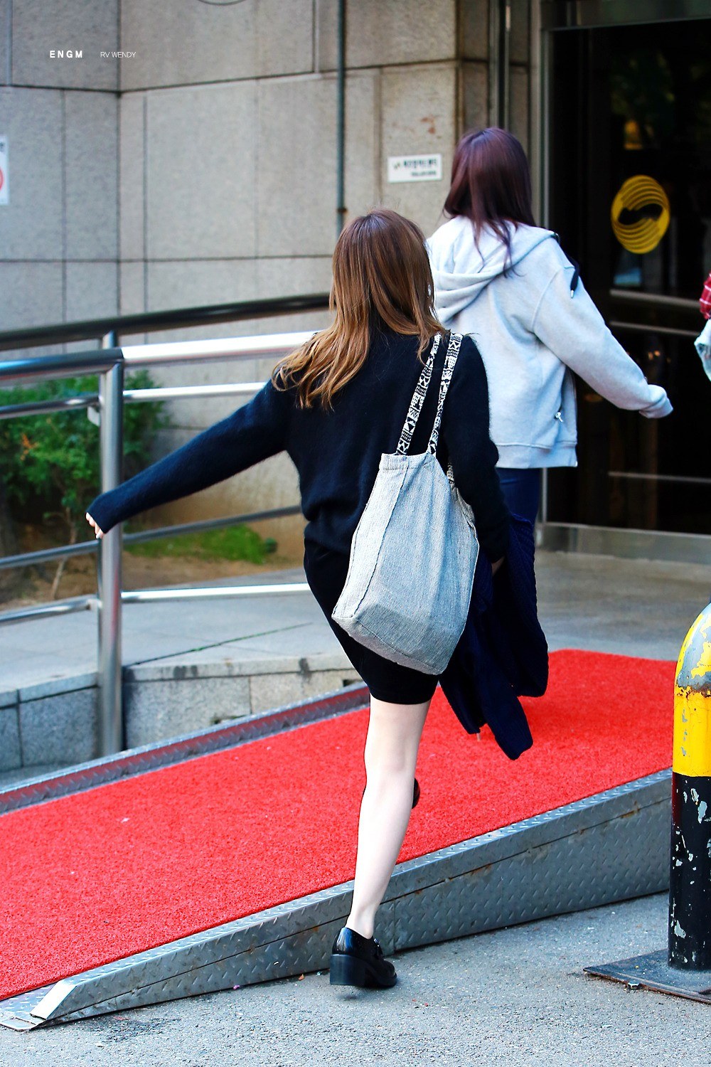 Red Velvet's Wendy is absolutely in love with BIG bags - Koreaboo