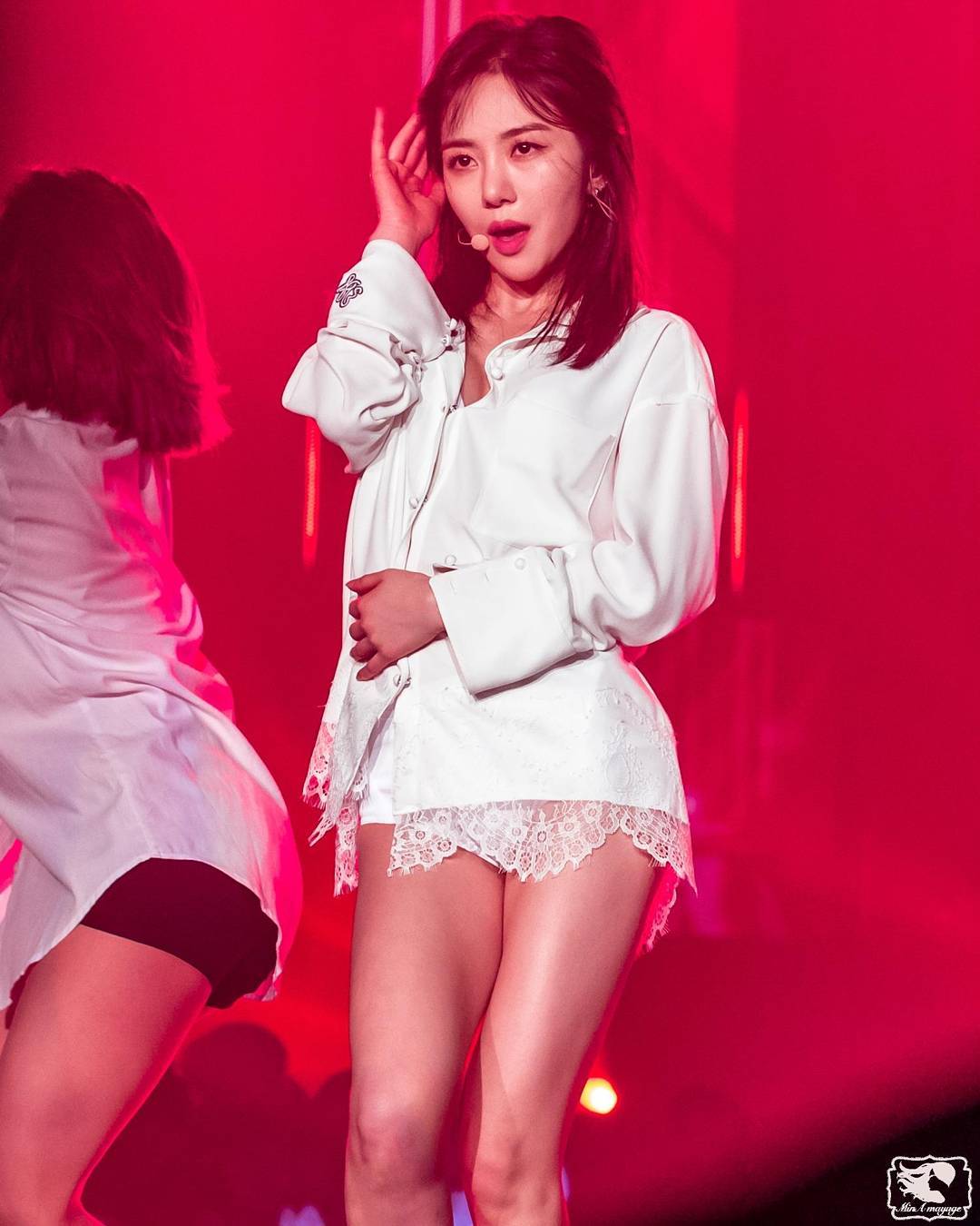 The color of the lighting enhanced Mina’s sexiness on stage! 