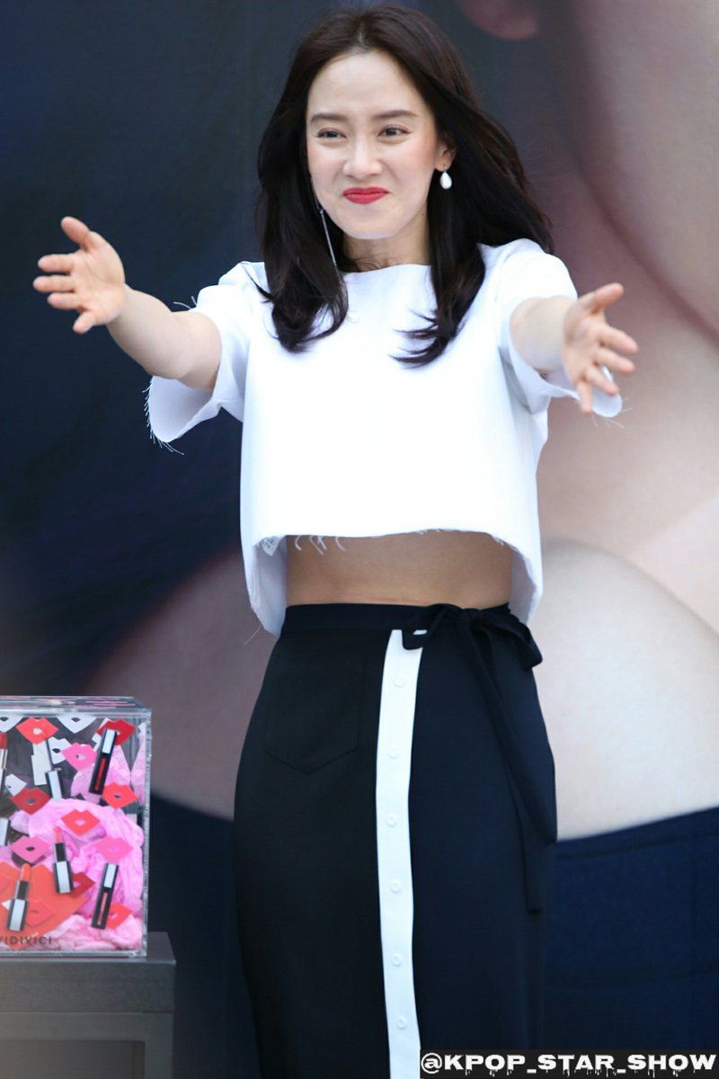 Song Ji Hyo Flashes Her Abs At Fan Event Koreaboo 